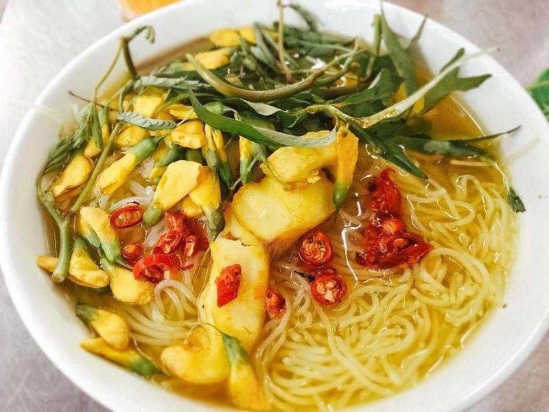 Hinh anh to bun ca chau doc day dan kem rau song dac trung cua an giang